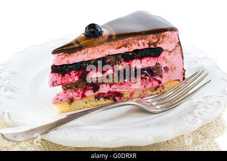 Stück Kuchen mit Soufflé und Gabel auf einem weißen Teller. Stockfoto