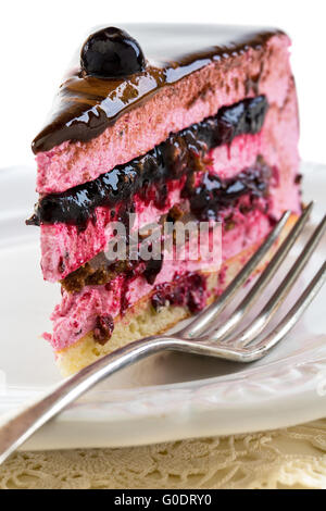 Souffle Kuchen mit Gelee Beeren und Praline hautnah. Stockfoto