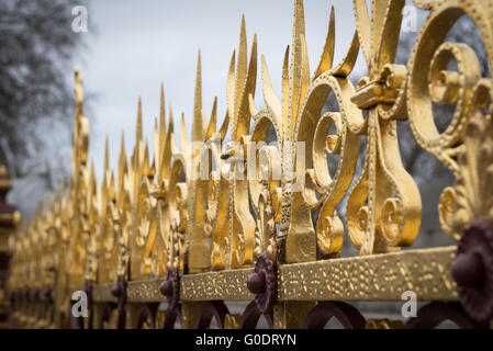 Royal Albert Memorial Denkmal Statue golden Gate im Auftrag von Königin Victoria im Hyde Park, Kensington, London, UK Stockfoto