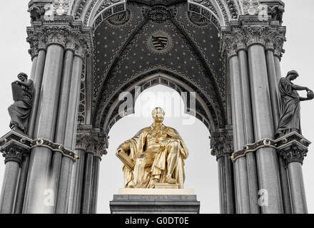 Royal Albert Memorial Denkmal Statue Gold im Auftrag von Königin Victoria im Hyde Park, Kensington, London, UK Stockfoto