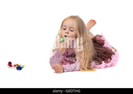 Kleines Mädchen im Tutu Rock mit Party-Gebläse Stockfoto