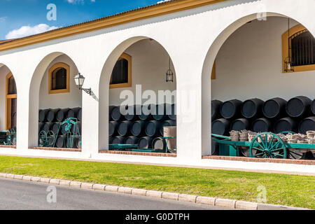 Außerhalb einer spanischen Bodega mit Portikus und Holz b Stockfoto