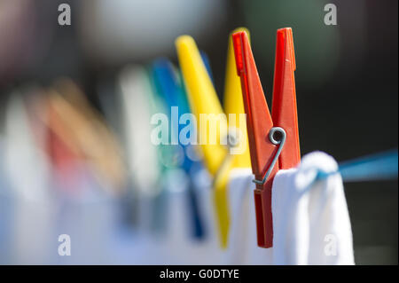 Nahaufnahme einer Reihe von bunten Wäscheklammern auf eine le Stockfoto