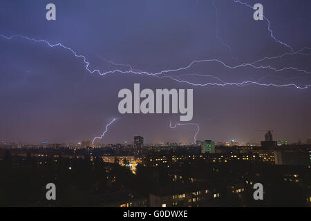 Blitze über Nacht Stadt während eines Gewitters. Kiew, Ukraine. Stockfoto