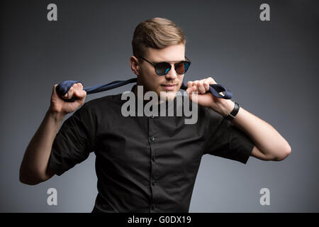 Stilvollen Mann im schwarzen Hemd und verspiegelten Sonnenbrillen Stockfoto