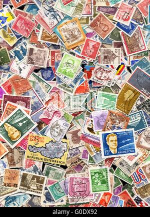 Hunderte von Briefmarken aus vielen verschiedenen Ländern Stockfoto