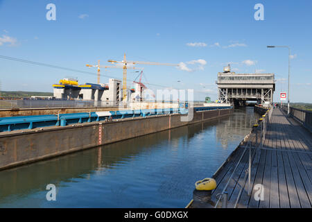 Das Schiff im Kanal Stockfoto