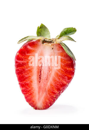 Die Hälfte der Erdbeeren auf weißem Hintergrund isoliert. Stockfoto