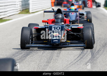 Misano Adriatico, Italien - 10. April 2016: A Tatuus F4 T014 Abarth von Bhaitech Team, angetrieben von Altoè Giacomo, italienischer F4 Stockfoto