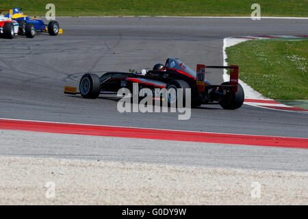 Misano Adriatico, Italien - 10. April 2016: A Tatuus F4 T014 Abarth von Bhaitech Team, angetrieben von Altoè Giacomo, italienischer F4 Stockfoto