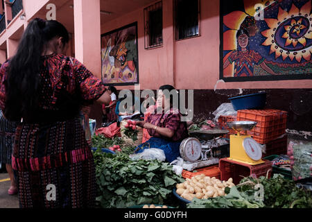 Händler, die Gemüse und Obst auf dem Markt von Chichicastenango verkaufen, auch bekannt als Santo Tomas Chichicastenango, eine Stadt im Departement El Quiche in Guatemala, die für ihre traditionelle Kultur der Kiche Maya bekannt ist. Stockfoto