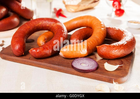 Stillleben mit Schinkenwurst. Wurstscheiben auf ein Schneidebrett Stockfoto