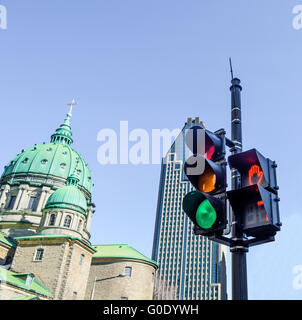 Grün an der Ampel in der Innenstadt von Montreal. Stockfoto