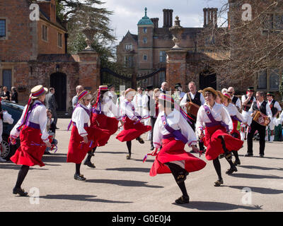 Frauen englische Folk-Tänzer auf dem Platz am Chilham Kent UK Stockfoto