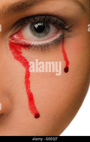 Blut fließt aus dem Auge einer schönen Frau Stockfoto