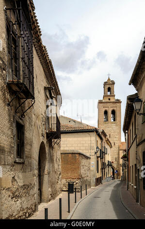 Straße und Turm von Santa María Kirche. Arévalo, Ávila, Kastilien und Leon, Spanien Stockfoto