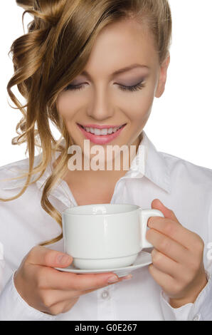 Schöne Frau, Blick auf den Pokal in der hand Stockfoto