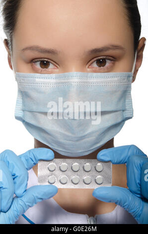 Arzt in blaue Handschuhe halten Packungen mit Pillen Stockfoto