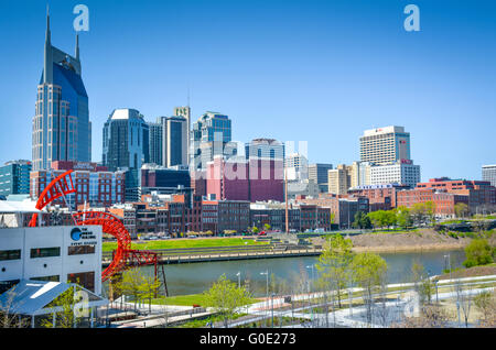 Blick über die Skyline der Cumberland River von Downtown Nashville, TN mit AT&T Gebäude und "Ghost-Ballett" Kunst am Ufer Stockfoto