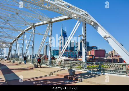Die sanierten Shelby Street Fußgängerzone Bridge bietet Ansichten der Innenstadt Nashvilles berühmten Skyline in Music City TN USA Stockfoto