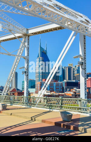 Die sanierten Shelby Street Fußgängerzone Bridge bietet Ansichten der Innenstadt Nashvilles berühmten Skyline in Music City TN USA Stockfoto