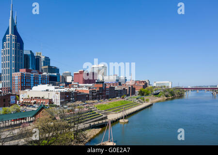 Lange Sicht der Cumberland River und entfernten Brücken entlang dem Riverfront Park und kultige Musik Skyline der Stadt Nashville TN Stockfoto