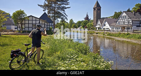 Radfahrer nimmt ein Foto von dem Fluss Lenne Stockfoto