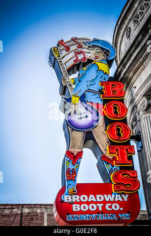 Bunte Werbung Leuchtreklame Frau mit Gitarre mit Stiefeln für den Broadway Boot Co. in Music City, Nashville, TN Stockfoto