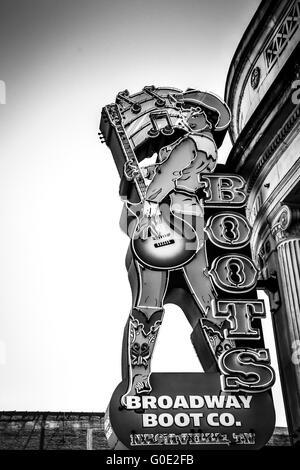 Kultige Werbung Leuchtreklame Frau mit Gitarre mit Stiefeln für den Broadway Boot Co. in Music City, Nashville, TN Stockfoto