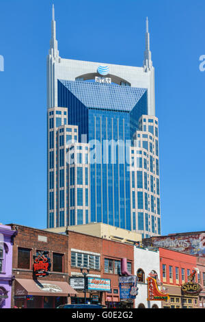 Berühmte Honky Tonks Linie lower Broadway in Nashville TN während der AT&T Wolkenkratzer in Downtown Music City USA dominiert wird Stockfoto