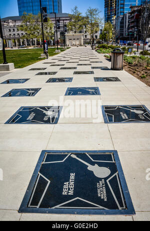 Der Bürgersteig im Walk of Fame Park in Music City ehrt den Beitrag der berühmten Country Stars zur Branche in Nashville, TN, Music City, USA Stockfoto