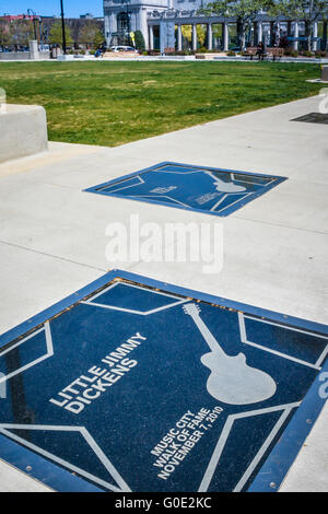 Bürgersteig bei Music City Walk of Fame Park ehrt berühmte Country-Stars Beitrag für die Branche, in Nashville, TN Stockfoto