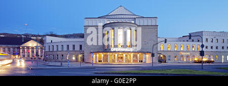 Wuppertaler Opernhaus in Barmen zur blauen Stunde Stockfoto