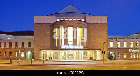 Wuppertaler Opernhaus in Barmen zur blauen Stunde Stockfoto