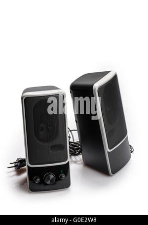 Zwei Lautsprecher, die isoliert auf weißem Hintergrund schwarz Stockfoto