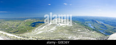 Blick vom Berg Gaustatoppen am sonnigen Sommertag Stockfoto