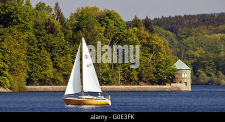 Segelboot auf Moehne Reservoir, Deutschland Stockfoto