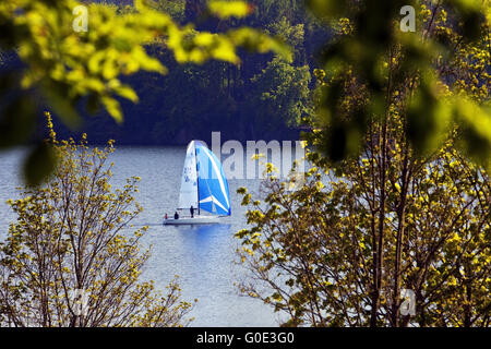 Segelboot auf Moehne Reservoir, Deutschland Stockfoto