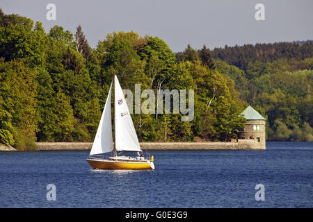 Segelboot auf Moehne Reservoir, Deutschland Stockfoto