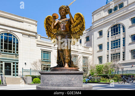 Die Aufnahme Engel Statut in schöne polierte Bronze am Eingang der Schermerhorn Symphony Center Nashville TN Stockfoto