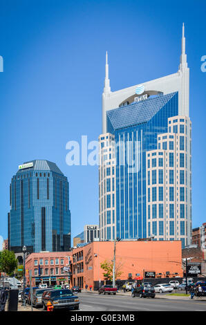 Berühmte Honky Tonks Linie lower Broadway in Nashville TN während der AT&T Wolkenkratzer in Downtown Music City USA dominiert wird Stockfoto