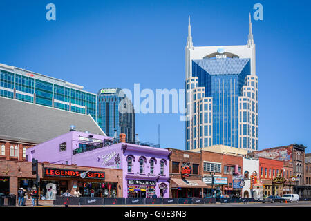 Berühmte Honky Tonks Linie lower Broadway in Nashville TN während der AT&T Wolkenkratzer in Downtown Music City USA dominiert wird Stockfoto