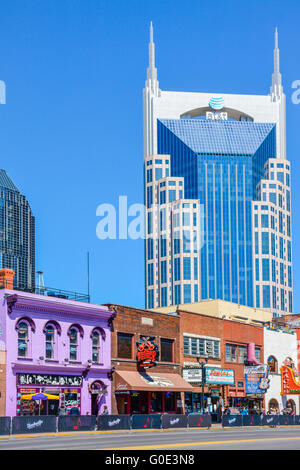 Berühmte Honky Tonks Linie lower Broadway in Nashville TN während der AT&T Wolkenkratzer in Downtown Music City USA dominiert wird Stockfoto