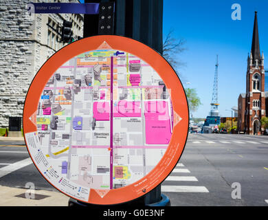 Eine Runde bunte Touristenkarte Wegweiser auf dem Bürgersteig am Broadway in Nashville TN, Music City USA Stockfoto