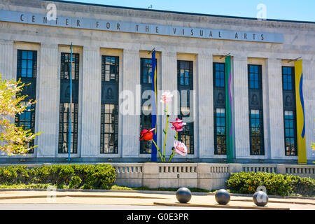 Große Rosen in Metallkunst vor dem Friss Center for the Visual Arts ist ein schönes Art déco-Gebäude, in dem einst ein US-Postamt in Nashville, TN, untergebracht war Stockfoto
