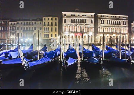 Venedig, Canale Grande Gondeln bei Nacht Stockfoto