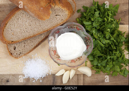 Brot, saure Sahne, Knoblauch und Kräutern. Legen Sie für die Suppe. Stockfoto