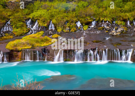 Die schöne Wasserfälle Hraunfossar in Island Stockfoto