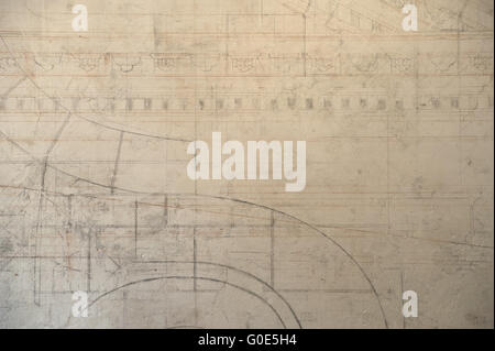 Ein Fragment der alten rissige Wand mit Zeichnungen. Stockfoto