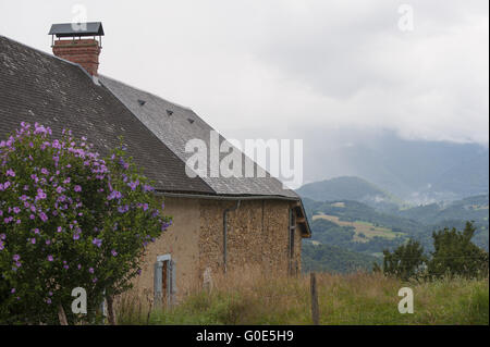 Das Haus liegt auf einem Hügel in Frankreich. Region Midi-Pyrénées. Stockfoto